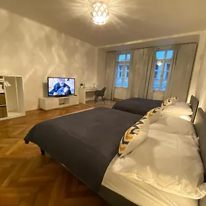 Appartement Spacious Apartment On Wenceslas Square, Praag